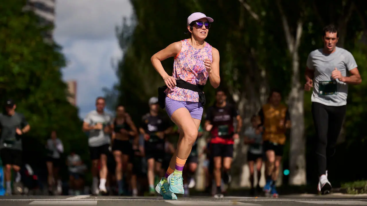 Miles de personas corren en la Media marat&oacute;n de Pamplona. PABLO LASAOSA