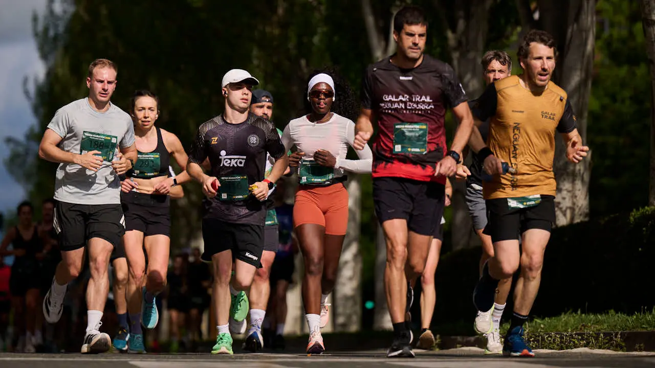 Miles de personas corren en la Media marat&oacute;n de Pamplona. PABLO LASAOSA