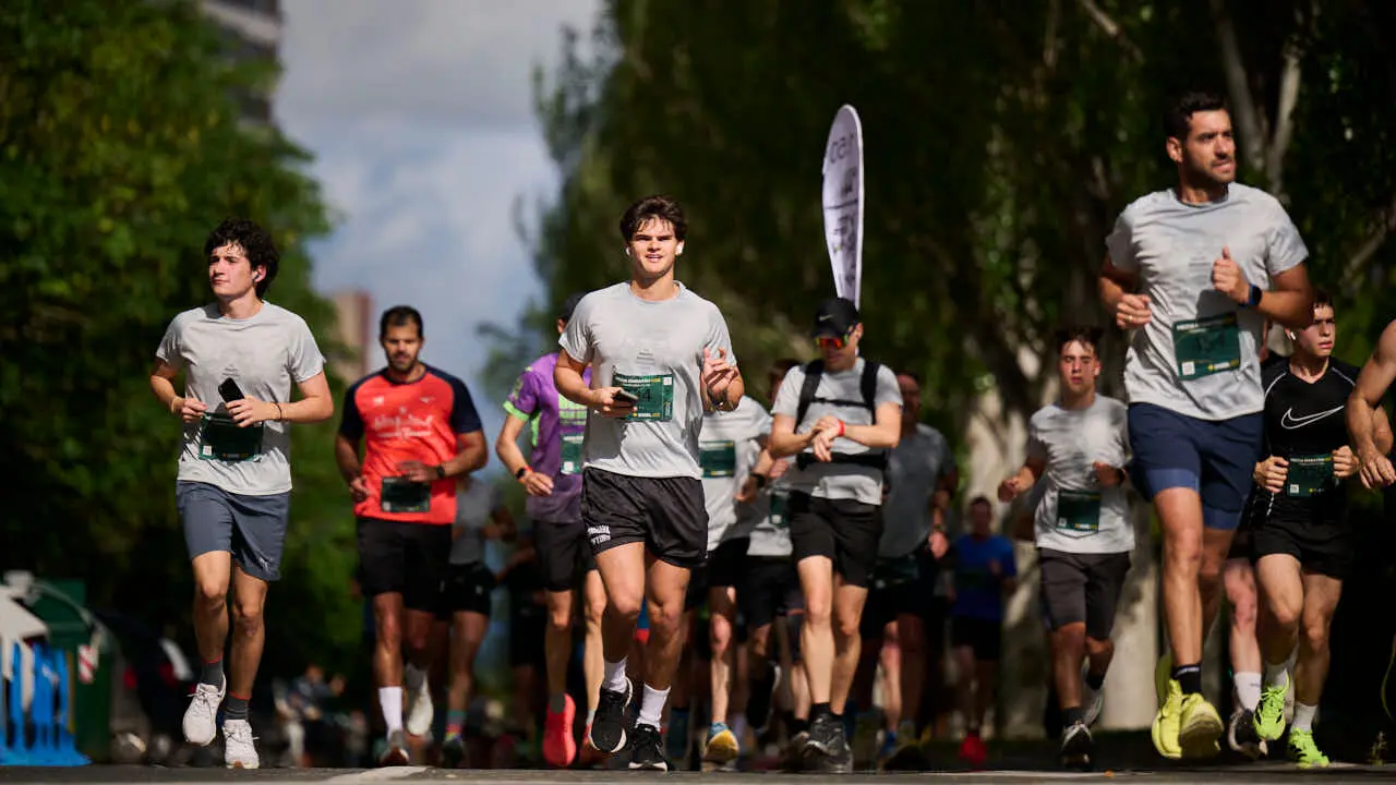 Miles de personas corren en la Media marat&oacute;n de Pamplona. PABLO LASAOSA