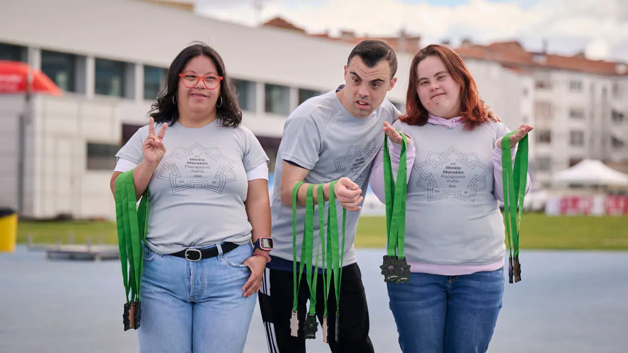 Miles de personas corren en la Media marat&oacute;n de Pamplona. PABLO LASAOSA