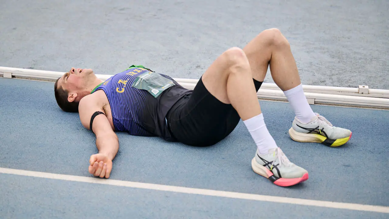 Miles de personas corren en la Media marat&oacute;n de Pamplona. PABLO LASAOSA