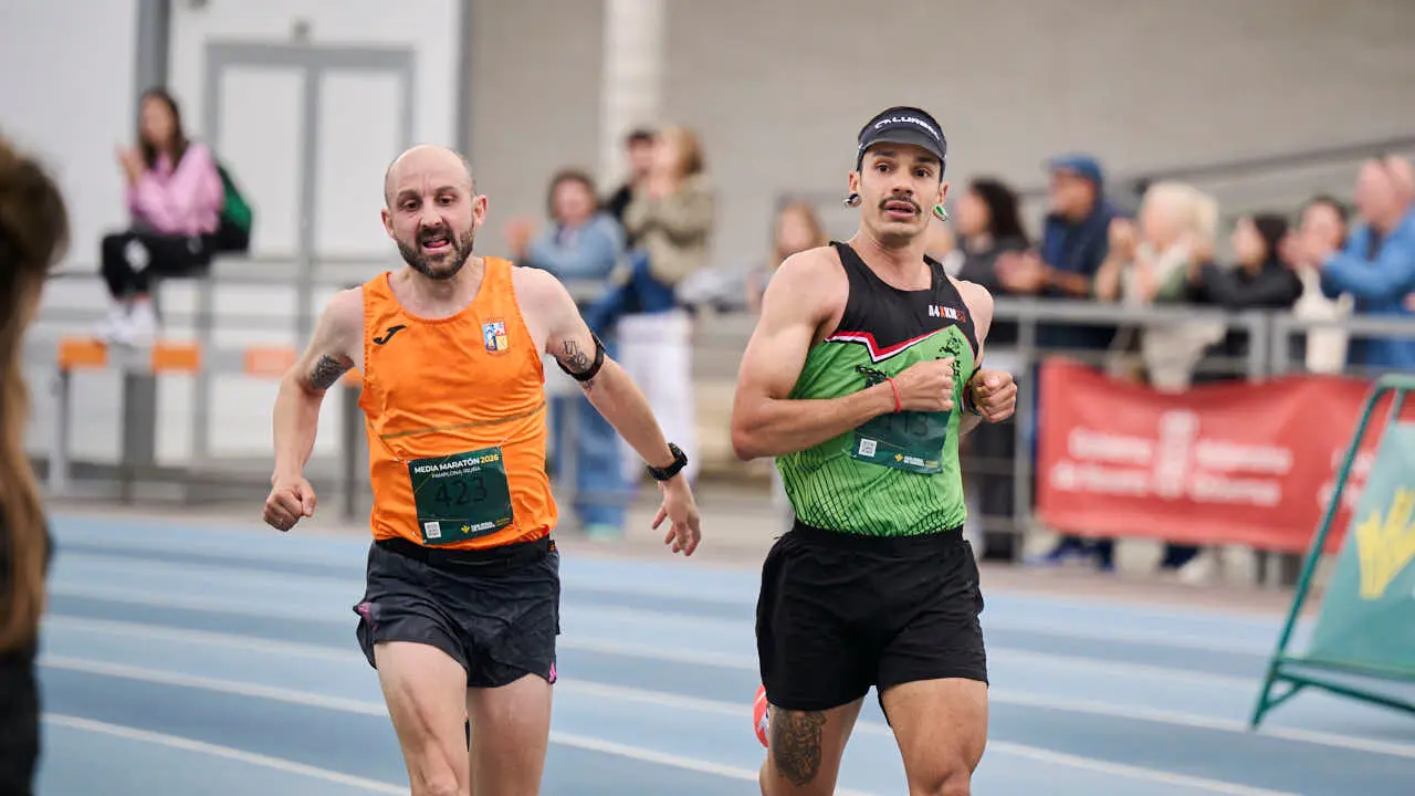 Miles de personas corren en la Media marat&oacute;n de Pamplona. PABLO LASAOSA