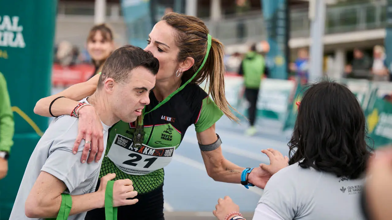 Miles de personas corren en la Media marat&oacute;n de Pamplona. PABLO LASAOSA