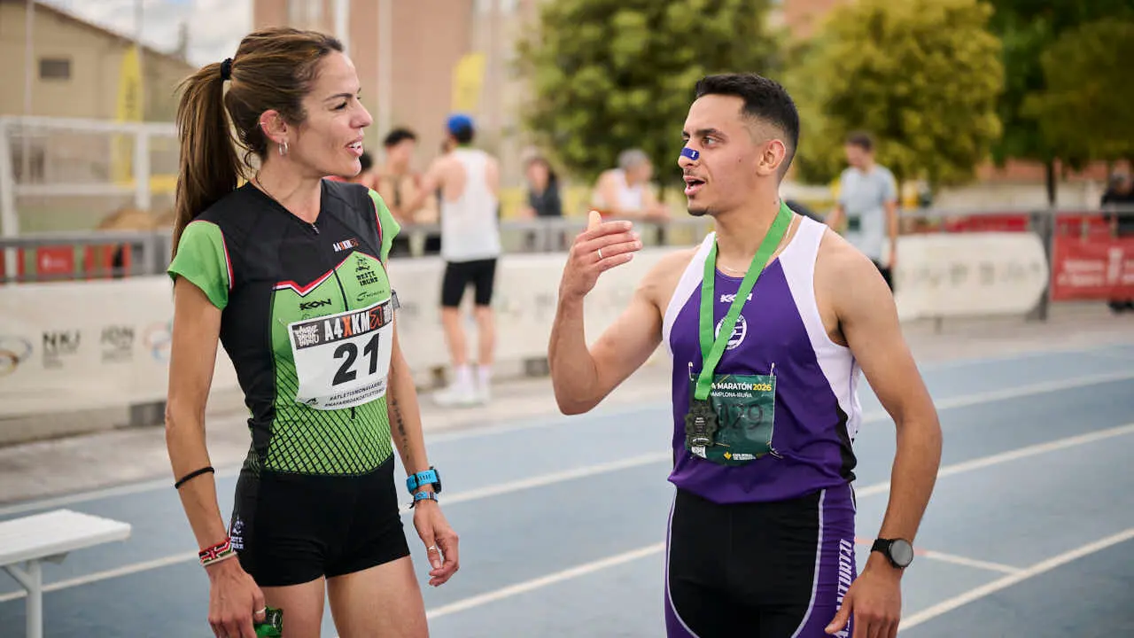 Miles de personas corren en la Media marat&oacute;n de Pamplona. PABLO LASAOSA