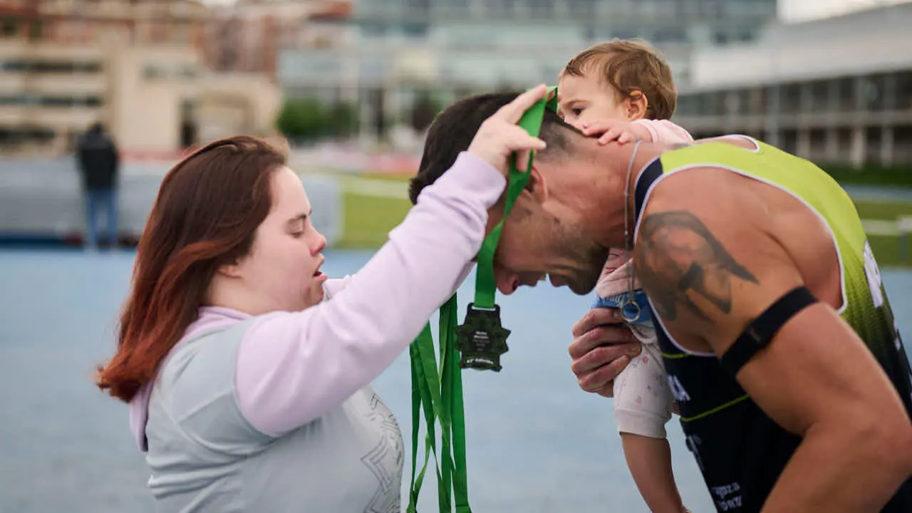 Miles de personas corren en la Media marat&oacute;n de Pamplona. PABLO LASAOSA