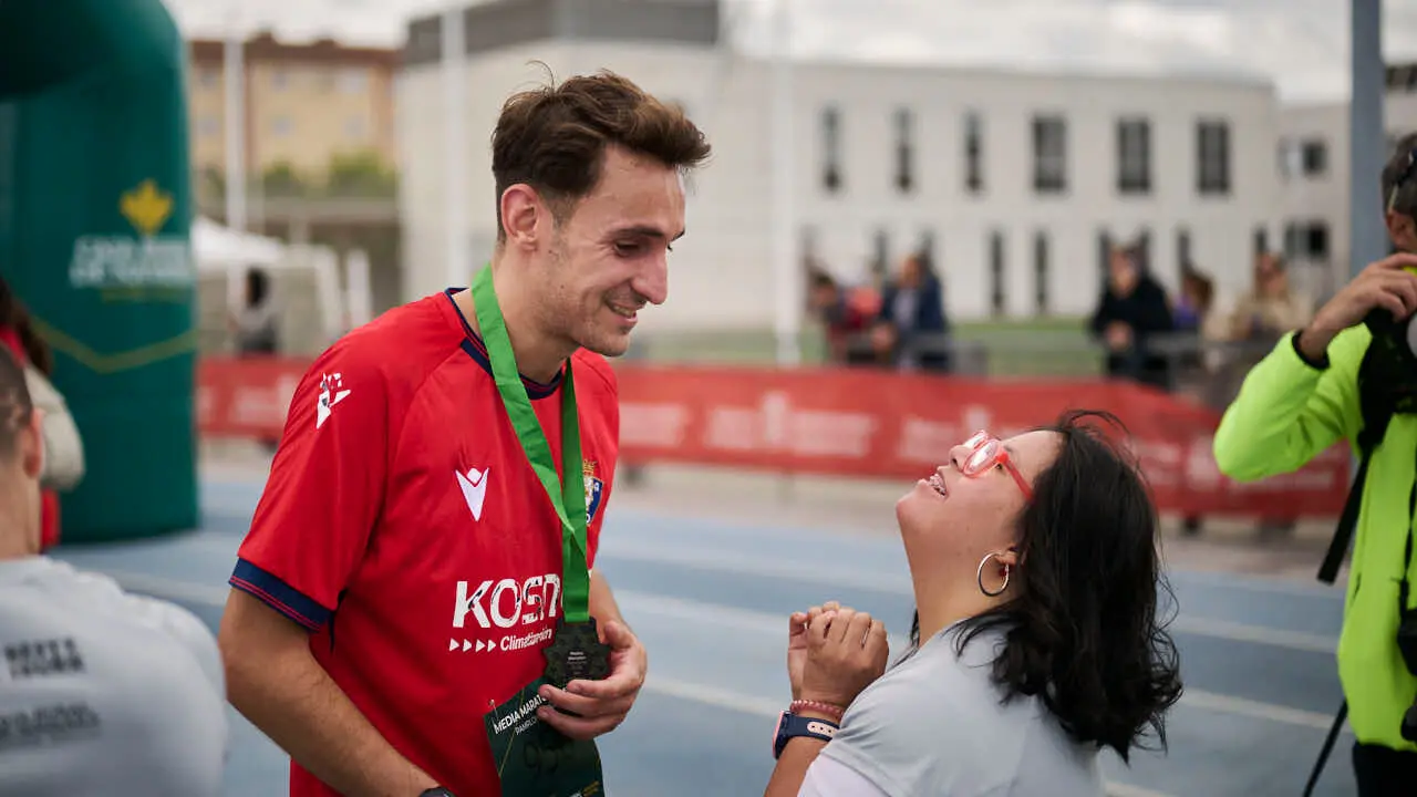 Miles de personas corren en la Media marat&oacute;n de Pamplona. PABLO LASAOSA