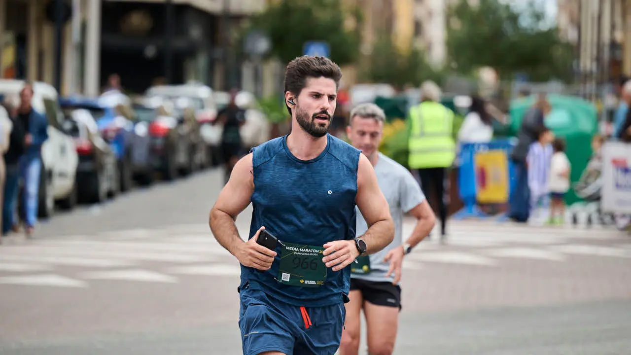 Miles de personas corren en la Media marat&oacute;n de Pamplona. PABLO LASAOSA