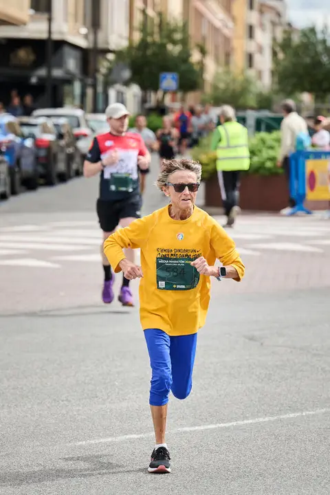 Miles de personas corren en la Media marat&oacute;n de Pamplona. PABLO LASAOSA