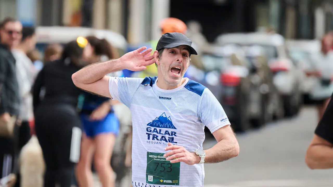 Miles de personas corren en la Media marat&oacute;n de Pamplona. PABLO LASAOSA