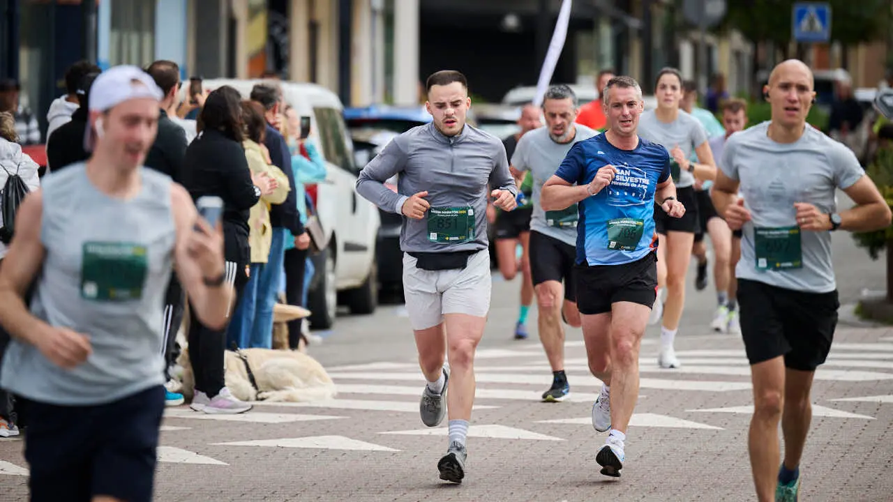 Miles de personas corren en la Media marat&oacute;n de Pamplona. PABLO LASAOSA