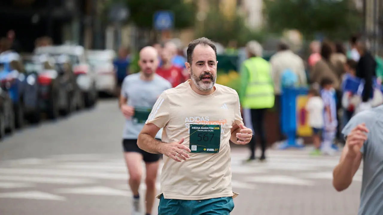 Miles de personas corren en la Media marat&oacute;n de Pamplona. PABLO LASAOSA
