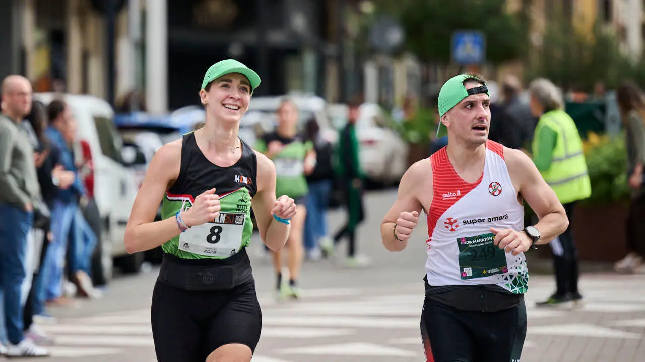 Miles de personas corren en la Media marat&oacute;n de Pamplona. PABLO LASAOSA