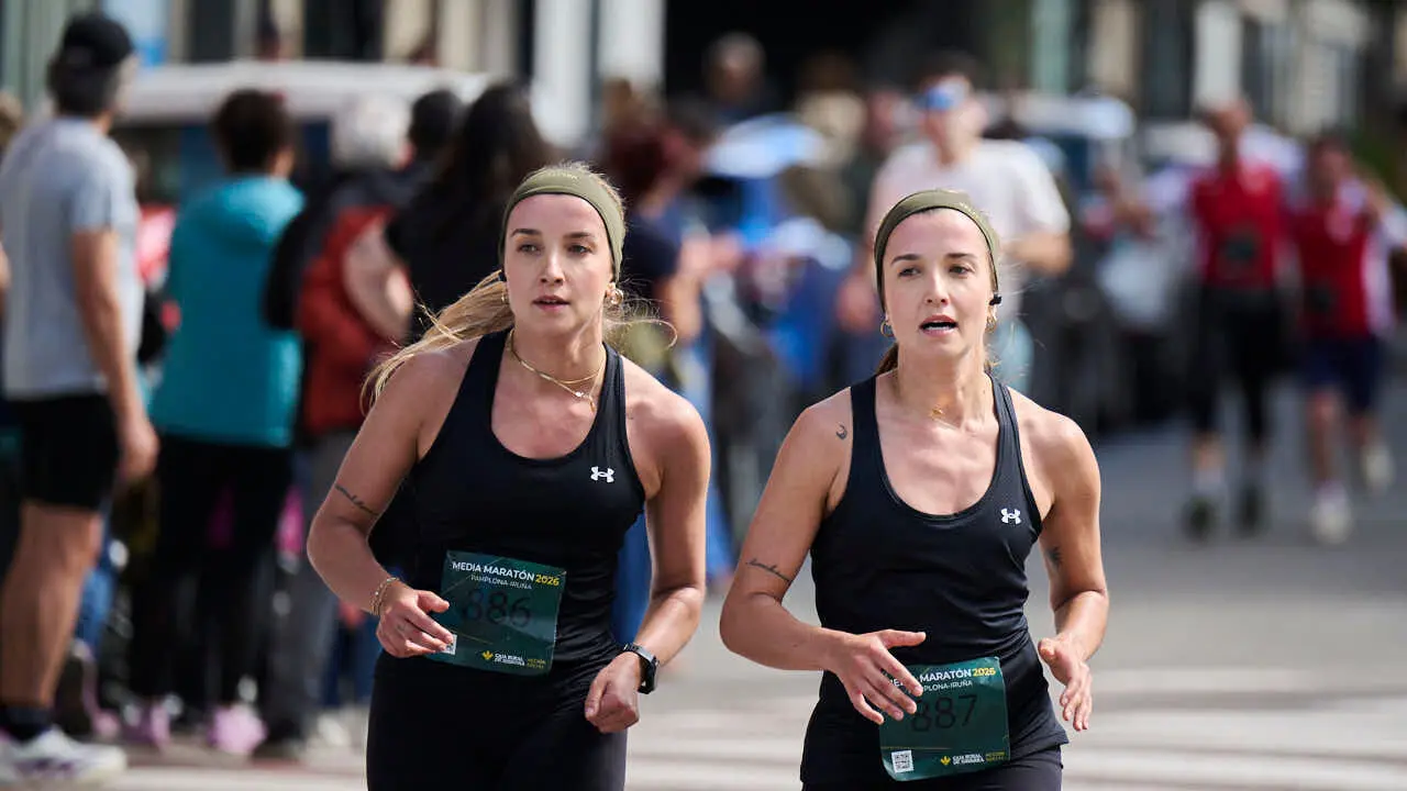Miles de personas corren en la Media marat&oacute;n de Pamplona. PABLO LASAOSA