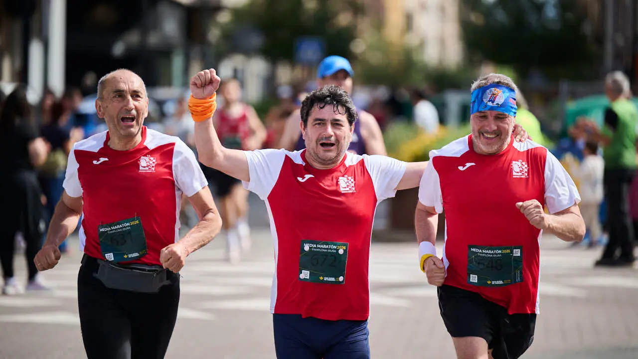 Miles de personas corren en la Media marat&oacute;n de Pamplona. PABLO LASAOSA
