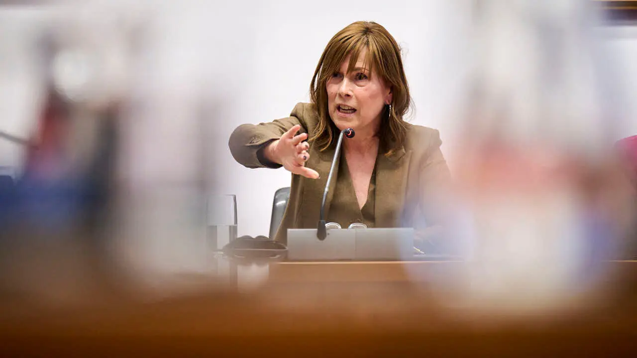 La expresidenta de Navarra Uxue Barkos comparece en la Comisi&oacute;n de Investigaci&oacute;n sobre licitaci&oacute;n y adjudicaci&oacute;n de obras p&uacute;blicas del Gobierno de Navarra. PABLO LASAOSA