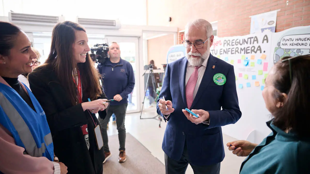 El consejero de Salud, Fernando Dom&iacute;nguez, participa junto a la presidenta del Colegio Oficial de Enfermeras de Navarra (Coenav), Pilar Sola, en los actos del D&iacute;a Internacional de la Enfermera. PABLO LASAOSA