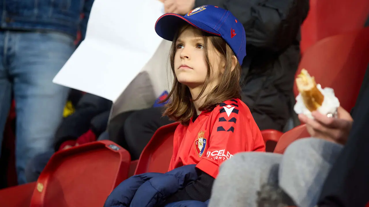 La grada del estadio de El Sadar durante el partido de La Liga EA Sports entre CA Osasuna y Atl&eacute;tico Madrid disputado en Pamplona. I&Ntilde;IGO ALZUGARAY