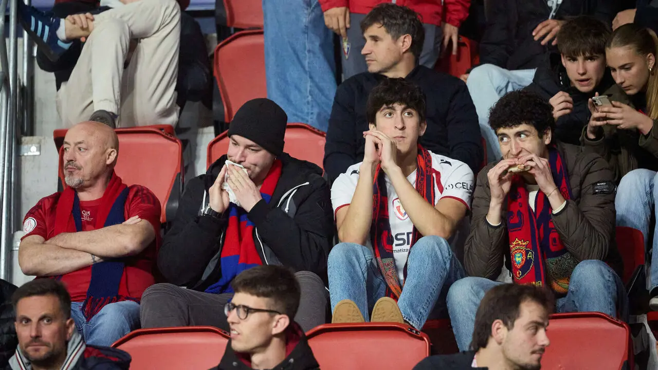 La grada del estadio de El Sadar durante el partido de La Liga EA Sports entre CA Osasuna y Atl&eacute;tico Madrid disputado en Pamplona. I&Ntilde;IGO ALZUGARAY