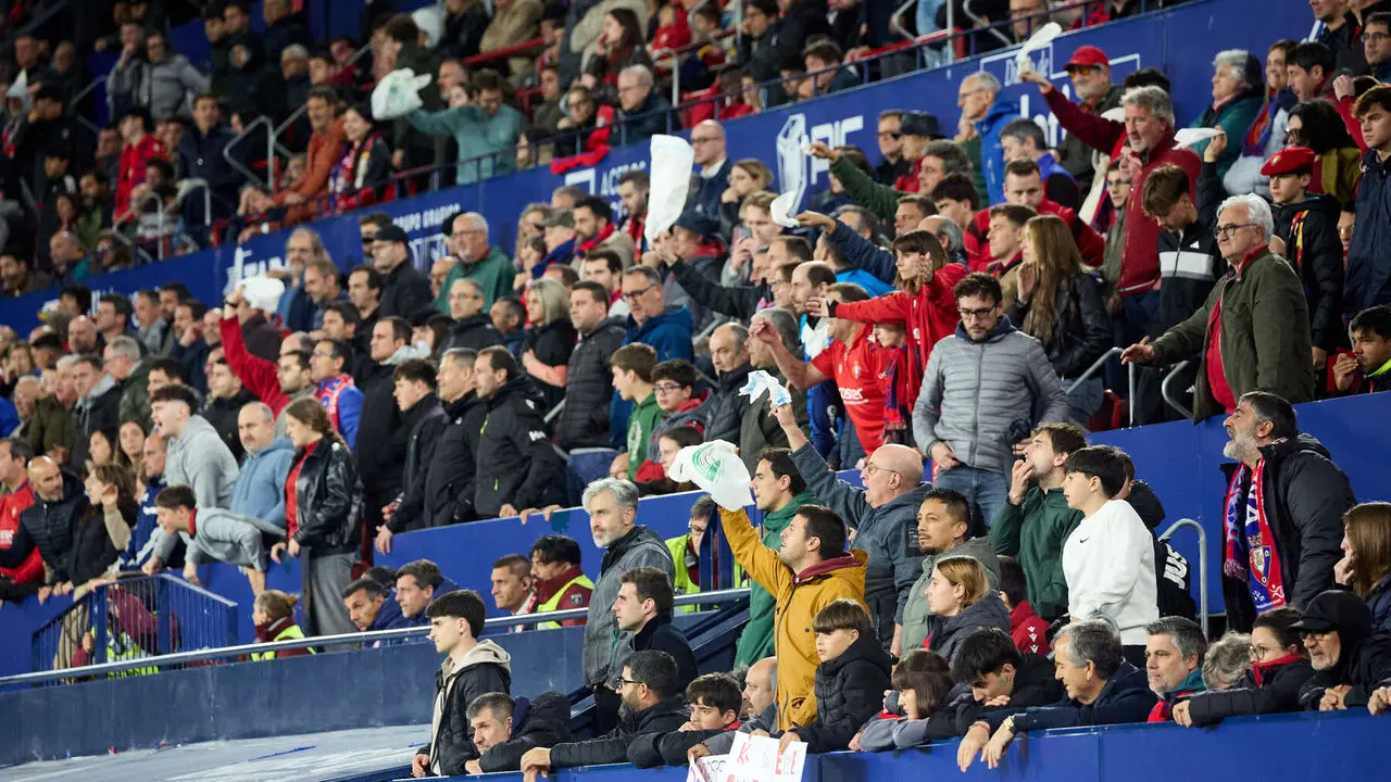 La grada del estadio de El Sadar durante el partido de La Liga EA Sports entre CA Osasuna y Atl&eacute;tico Madrid disputado en Pamplona. I&Ntilde;IGO ALZUGARAY
