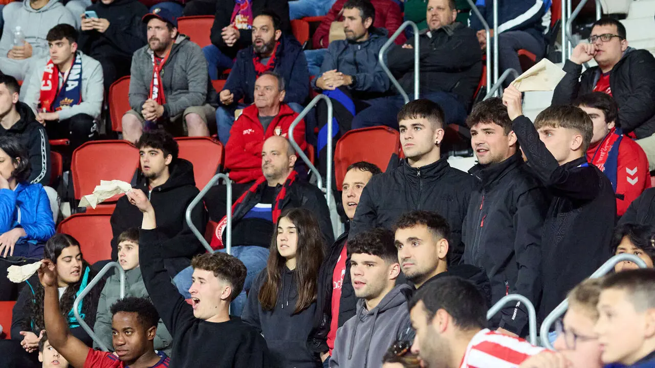 La grada del estadio de El Sadar durante el partido de La Liga EA Sports entre CA Osasuna y Atl&eacute;tico Madrid disputado en Pamplona. I&Ntilde;IGO ALZUGARAY
