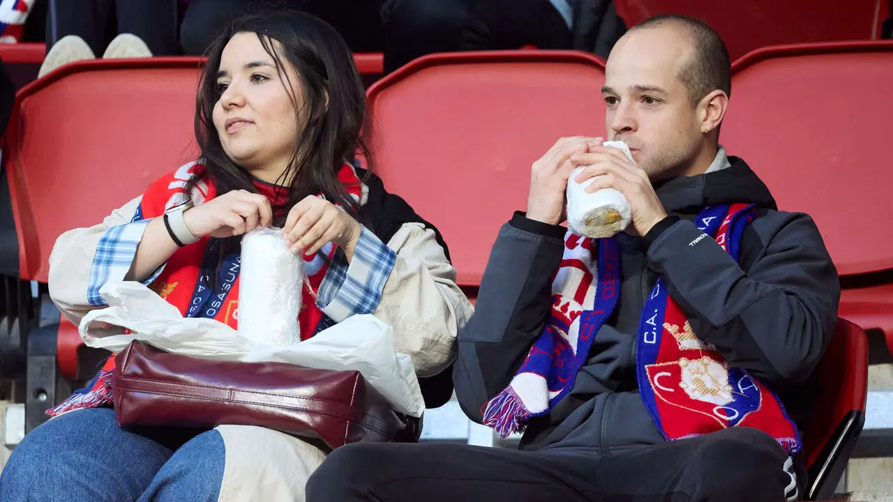 La grada del estadio de El Sadar durante el partido de La Liga EA Sports entre CA Osasuna y Atl&eacute;tico Madrid disputado en Pamplona. I&Ntilde;IGO ALZUGARAY