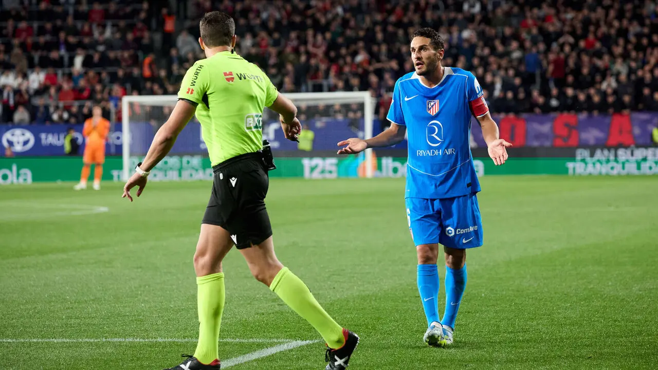 Jos&eacute; Luis Guzm&aacute;n Mansilla (&aacute;rbitro del partido) y Koke Resurrecci&oacute;n (6. Atletico Madrid) durante el partido de La Liga EA Sports entre CA Osasuna y Atl&eacute;tico Madrid disputado en el estadio de El Sadar en Pamplona. I&Ntilde;IGO ALZUGARAY
