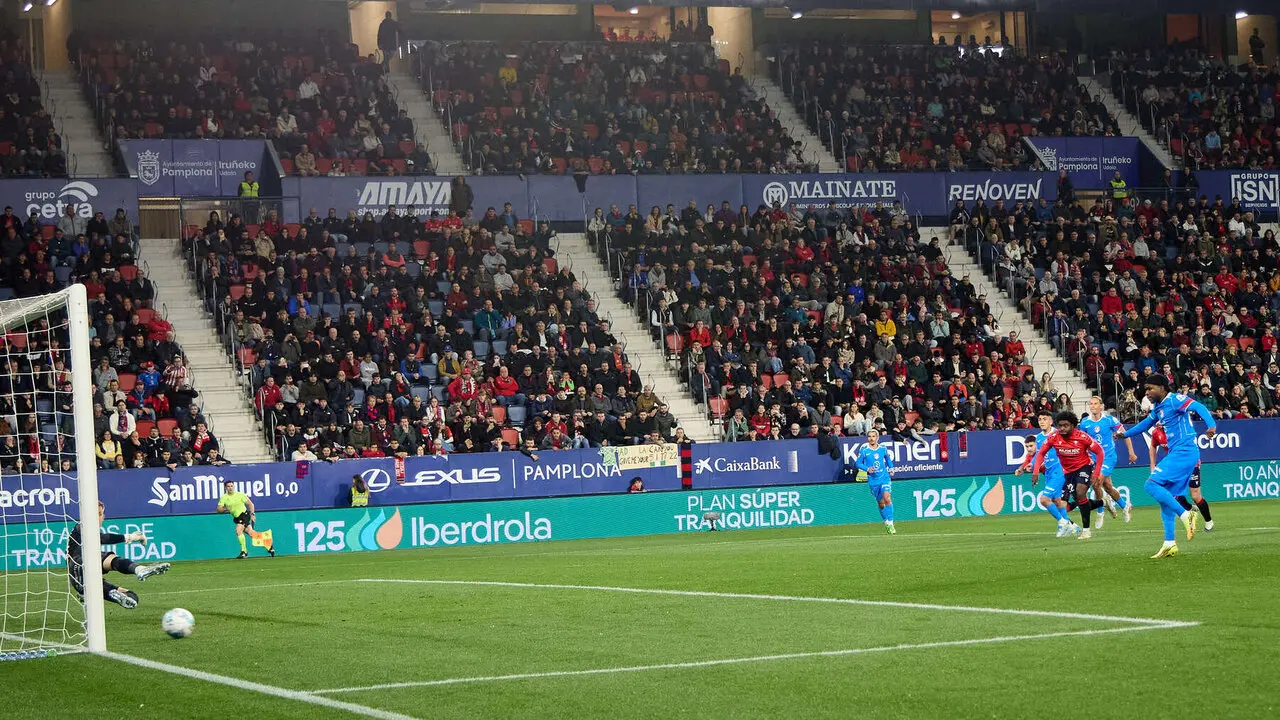 Los jugadores del Atl&eacute;tico Madrid celebran el gol de Ademola Lookman (0-1) durante el partido de La Liga EA Sports entre CA Osasuna y Atl&eacute;tico Madrid disputado en el estadio de El Sadar en Pamplona. I&Ntilde;IGO ALZUGARAY