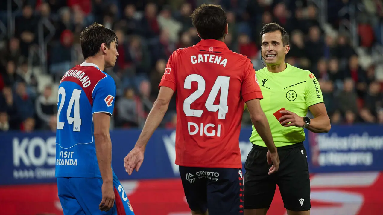 Robin Le Normand (24. Atletico Madrid), Alejandro Catena (24. CA Osasuna) y Jos&eacute; Luis Guzm&aacute;n Mansilla (&aacute;rbitro del partido) durante el partido de La Liga EA Sports entre CA Osasuna y Atl&eacute;tico Madrid disputado en el estadio de El Sadar en Pamplona. I&Ntilde;IGO ALZUGARAY