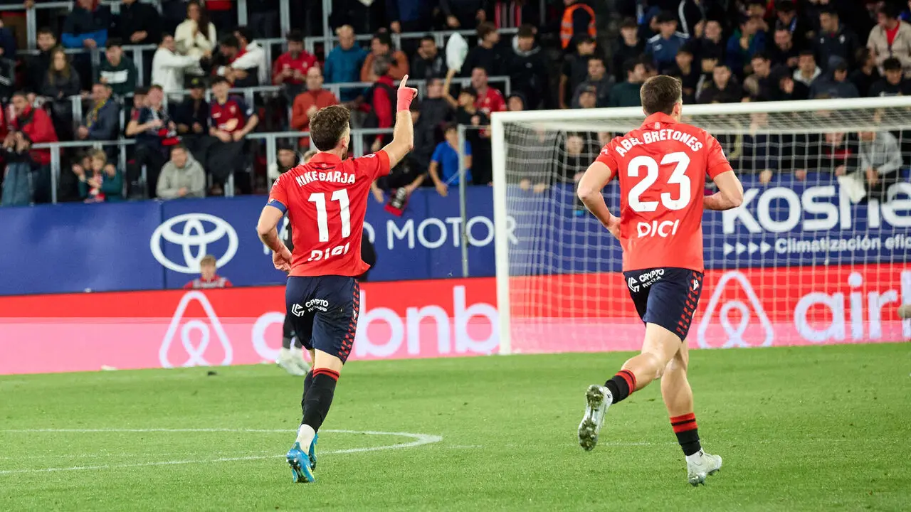 Los jugadores de Osasuna celebran el gol de Kike Barja (1-2) durante el partido de La Liga EA Sports entre CA Osasuna y Atl&eacute;tico Madrid disputado en el estadio de El Sadar en Pamplona. I&Ntilde;IGO ALZUGARAY
