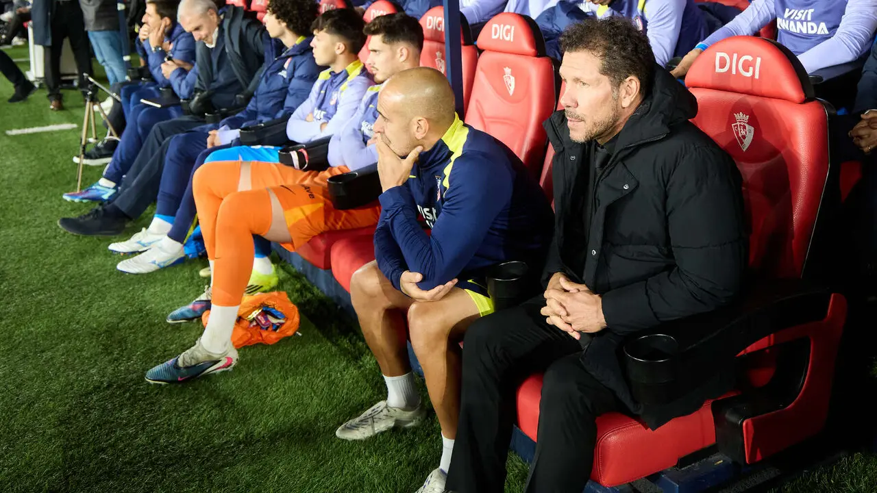 Diego Pablo Simeone (entrenador Atl&eacute;tico Madrid) durante el partido de La Liga EA Sports entre CA Osasuna y Atl&eacute;tico Madrid disputado en el estadio de El Sadar en Pamplona. I&Ntilde;IGO ALZUGARAY