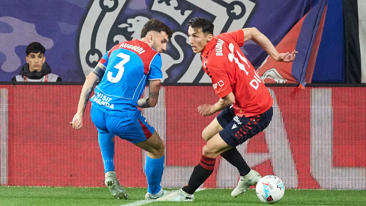 Matteo Ruggeri (3. Atletico Madrid) y Ante Budimir (17. CA Osasuna) durante el partido de La Liga EA Sports entre CA Osasuna y Atl&eacute;tico Madrid disputado en el estadio de El Sadar en Pamplona. I&Ntilde;IGO ALZUGARAY