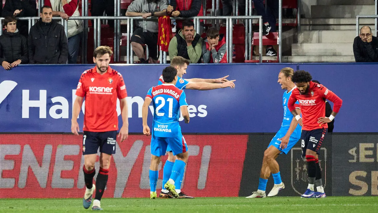 Los jugadores del Atl&eacute;tico Madrid celebran el gol de Alexander S&oslash;rloth (0-2) durante el partido de La Liga EA Sports entre CA Osasuna y Atl&eacute;tico Madrid disputado en el estadio de El Sadar en Pamplona. I&Ntilde;IGO ALZUGARAY