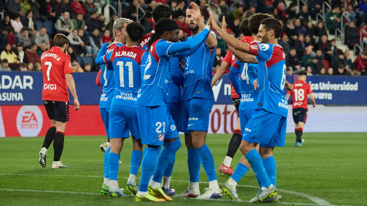 Los jugadores del Atl&eacute;tico Madrid celebran el gol de Ademola Lookman (0-1) durante el partido de La Liga EA Sports entre CA Osasuna y Atl&eacute;tico Madrid disputado en el estadio de El Sadar en Pamplona. I&Ntilde;IGO ALZUGARAY