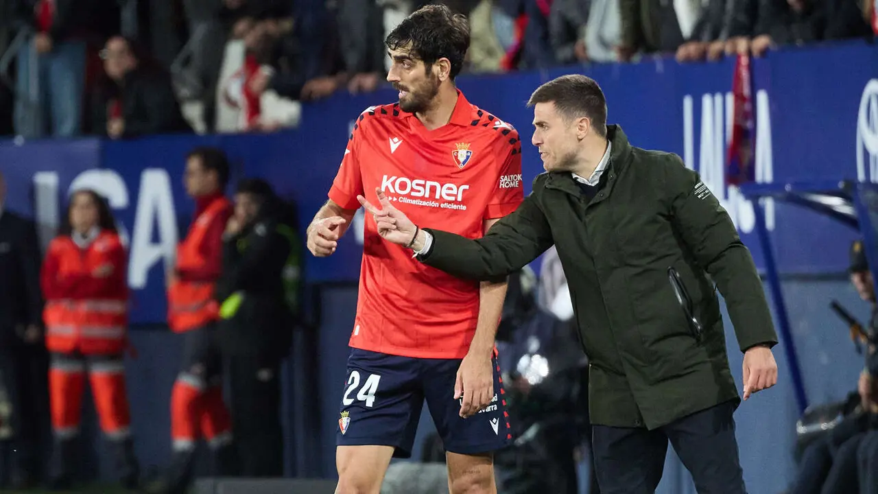 Alejandro Catena (24. CA Osasuna) y Alessio Lisci (entrenador CA Osasuna) durante el partido de La Liga EA Sports entre CA Osasuna y Atl&eacute;tico Madrid disputado en el estadio de El Sadar en Pamplona. I&Ntilde;IGO ALZUGARAY