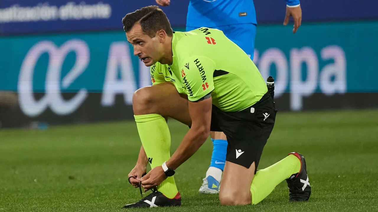 Jos&eacute; Luis Guzm&aacute;n Mansilla (&aacute;rbitro del partido) durante el partido de La Liga EA Sports entre CA Osasuna y Atl&eacute;tico Madrid disputado en el estadio de El Sadar en Pamplona. I&Ntilde;IGO ALZUGARAY
