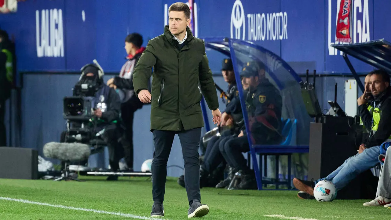 Alessio Lisci (entrenador CA Osasuna) durante el partido de La Liga EA Sports entre CA Osasuna y Atl&eacute;tico Madrid disputado en el estadio de El Sadar en Pamplona. I&Ntilde;IGO ALZUGARAY