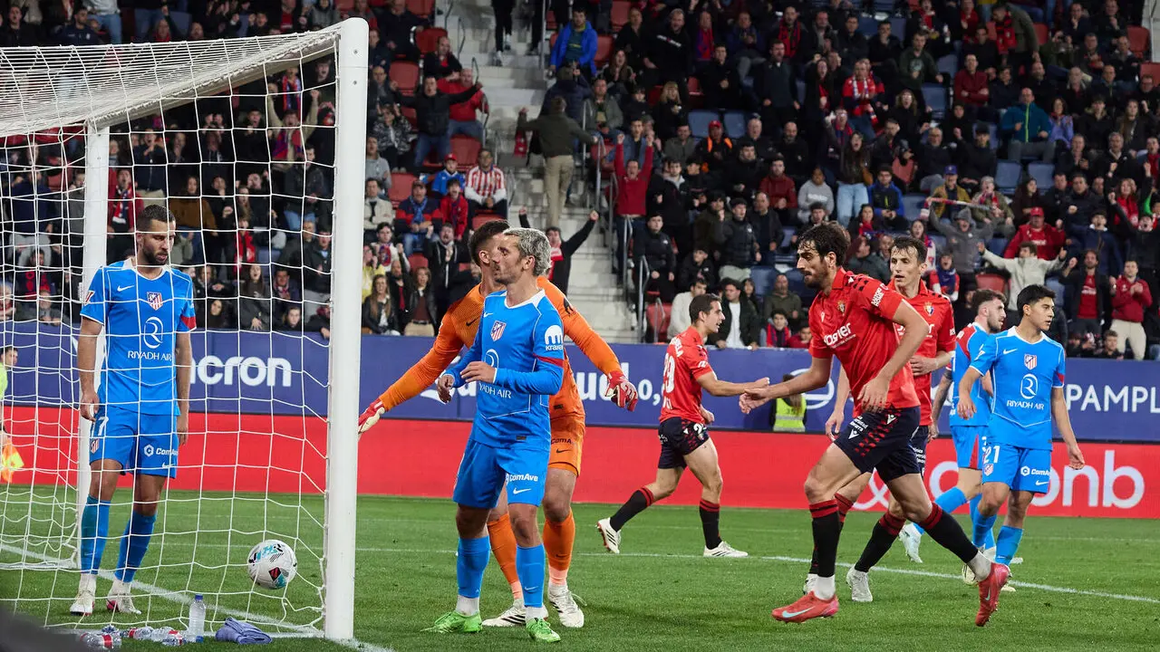 Los jugadores de Osasuna celebran el gol de Kike Barja (1-2) durante el partido de La Liga EA Sports entre CA Osasuna y Atl&eacute;tico Madrid disputado en el estadio de El Sadar en Pamplona. I&Ntilde;IGO ALZUGARAY