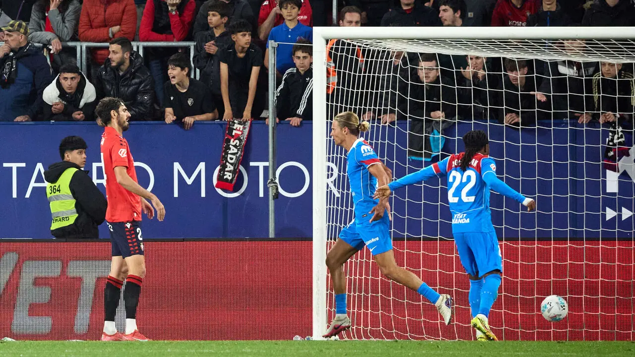 Los jugadores del Atl&eacute;tico Madrid celebran el gol de Alexander S&oslash;rloth (0-2) durante el partido de La Liga EA Sports entre CA Osasuna y Atl&eacute;tico Madrid disputado en el estadio de El Sadar en Pamplona. I&Ntilde;IGO ALZUGARAY