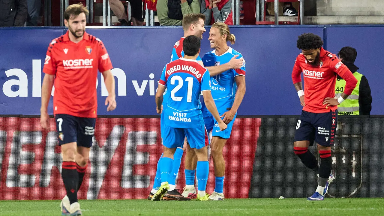 Los jugadores del Atl&eacute;tico Madrid celebran el gol de Alexander S&oslash;rloth (0-2) durante el partido de La Liga EA Sports entre CA Osasuna y Atl&eacute;tico Madrid disputado en el estadio de El Sadar en Pamplona. I&Ntilde;IGO ALZUGARAY