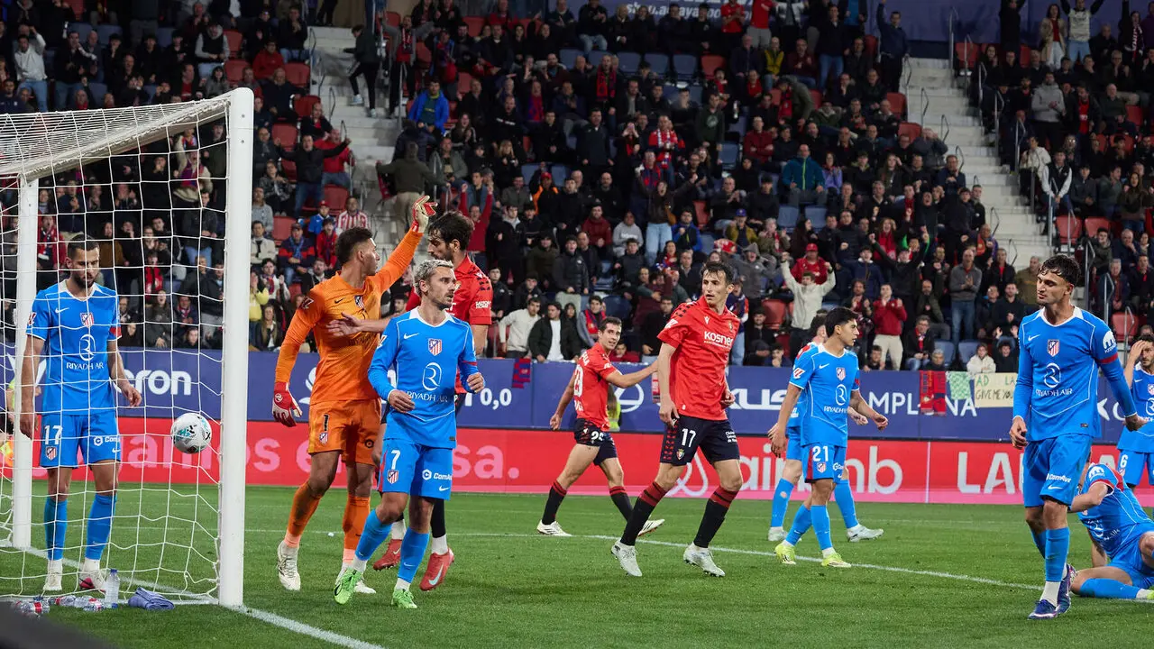 Los jugadores de Osasuna celebran el gol de Kike Barja (1-2) durante el partido de La Liga EA Sports entre CA Osasuna y Atl&eacute;tico Madrid disputado en el estadio de El Sadar en Pamplona. I&Ntilde;IGO ALZUGARAY