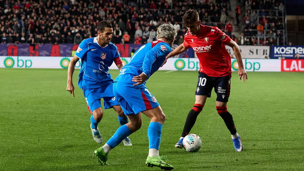 Koke Resurrecci&oacute;n (6. Atletico Madrid), Antoine Griezmann (7. Atletico Madrid) y Aimar Oroz (10. CA Osasuna) durante el partido de La Liga EA Sports entre CA Osasuna y Atl&eacute;tico Madrid disputado en el estadio de El Sadar en Pamplona. I&Ntilde;IGO ALZUGARAY