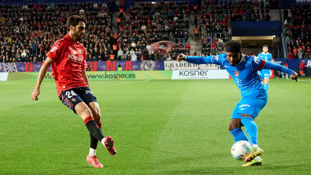 Alejandro Catena (24. CA Osasuna) y Ademola Lookman (22. Atletico Madrid) durante el partido de La Liga EA Sports entre CA Osasuna y Atl&eacute;tico Madrid disputado en el estadio de El Sadar en Pamplona. I&Ntilde;IGO ALZUGARAY