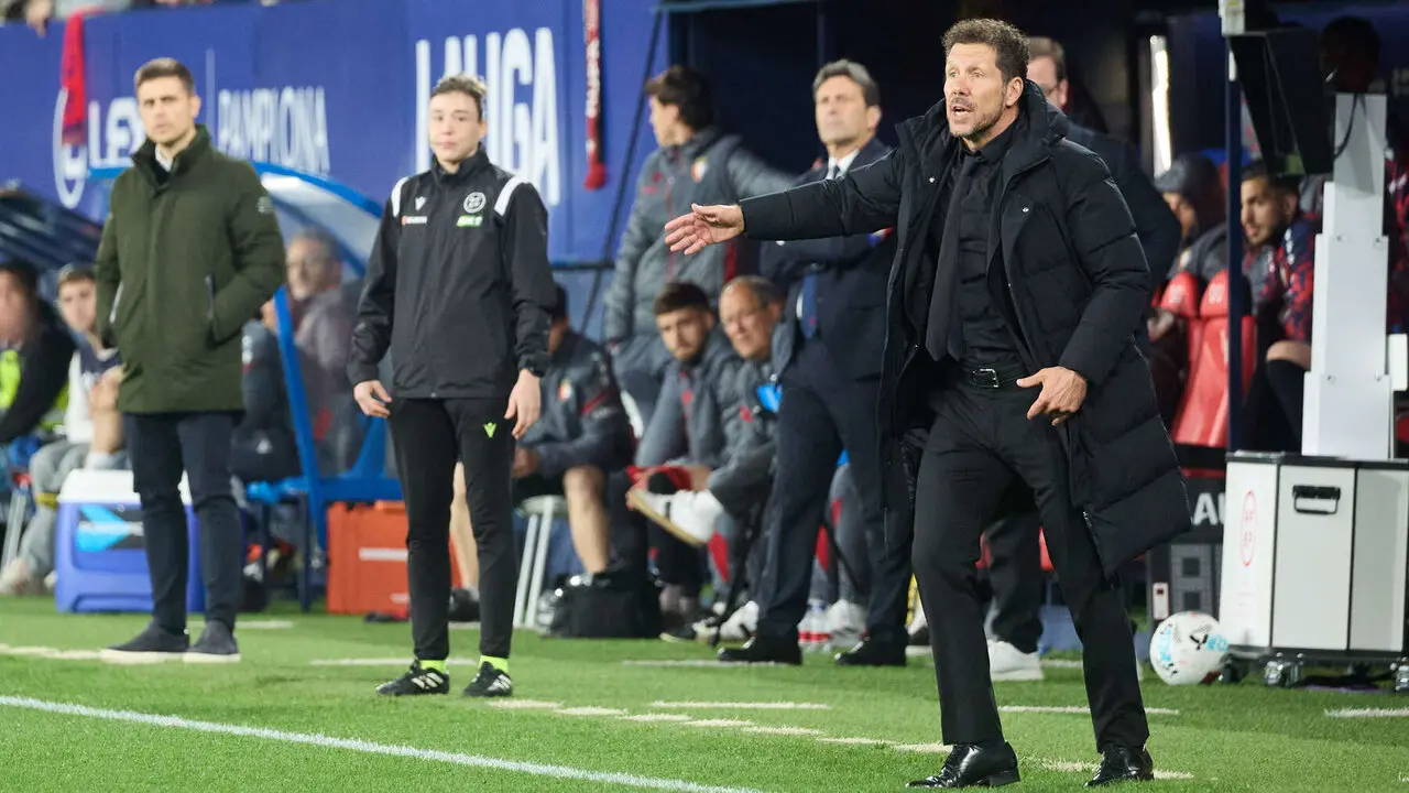 Diego Pablo Simeone (entrenador Atl&eacute;tico Madrid) durante el partido de La Liga EA Sports entre CA Osasuna y Atl&eacute;tico Madrid disputado en el estadio de El Sadar en Pamplona. I&Ntilde;IGO ALZUGARAY
