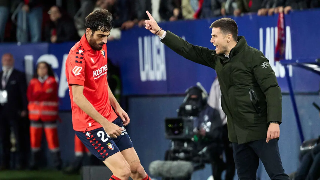 Alejandro Catena (24. CA Osasuna) y Alessio Lisci (entrenador CA Osasuna) durante el partido de La Liga EA Sports entre CA Osasuna y Atl&eacute;tico Madrid disputado en el estadio de El Sadar en Pamplona. I&Ntilde;IGO ALZUGARAY