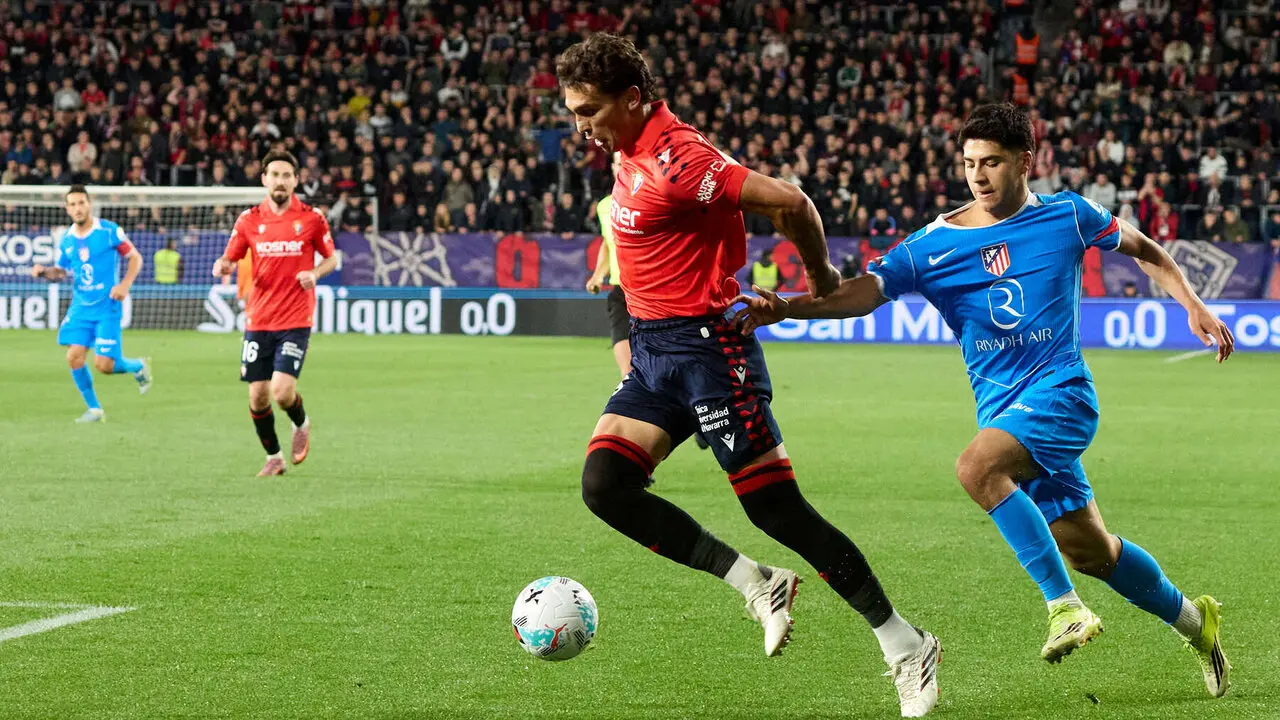Lucas Torr&oacute; (6. CA Osasuna) y Obed Vargas (21. Atletico Madrid) durante el partido de La Liga EA Sports entre CA Osasuna y Atl&eacute;tico Madrid disputado en el estadio de El Sadar en Pamplona. I&Ntilde;IGO ALZUGARAY