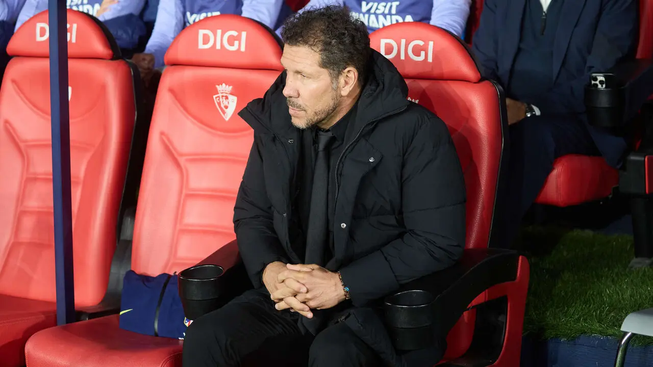 Diego Pablo Simeone (entrenador Atl&eacute;tico Madrid) durante el partido de La Liga EA Sports entre CA Osasuna y Atl&eacute;tico Madrid disputado en el estadio de El Sadar en Pamplona. I&Ntilde;IGO ALZUGARAY