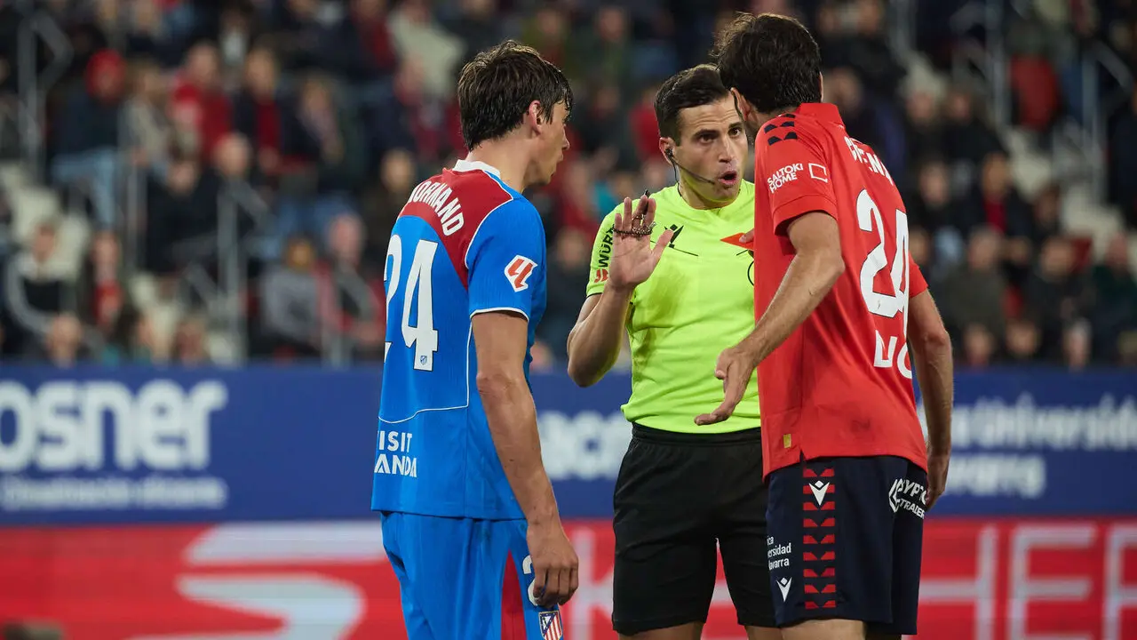 Robin Le Normand (24. Atletico Madrid), Jos&eacute; Luis Guzm&aacute;n Mansilla (&aacute;rbitro del partido) y Alejandro Catena (24. CA Osasuna) durante el partido de La Liga EA Sports entre CA Osasuna y Atl&eacute;tico Madrid disputado en el estadio de El Sadar en Pamplona. I&Ntilde;IGO ALZUGARAY