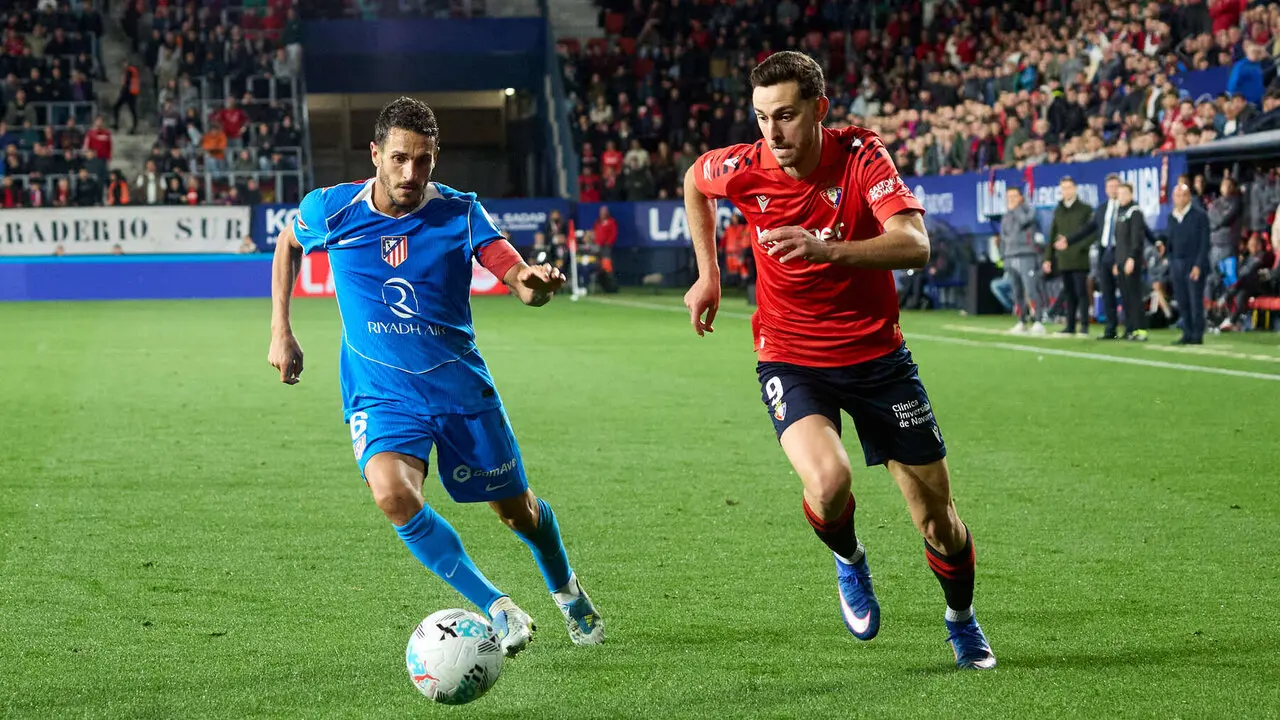 Koke Resurrecci&oacute;n (6. Atletico Madrid) y Ra&uacute;l Garc&iacute;a (9. CA Osasuna) durante el partido de La Liga EA Sports entre CA Osasuna y Atl&eacute;tico Madrid disputado en el estadio de El Sadar en Pamplona. I&Ntilde;IGO ALZUGARAY