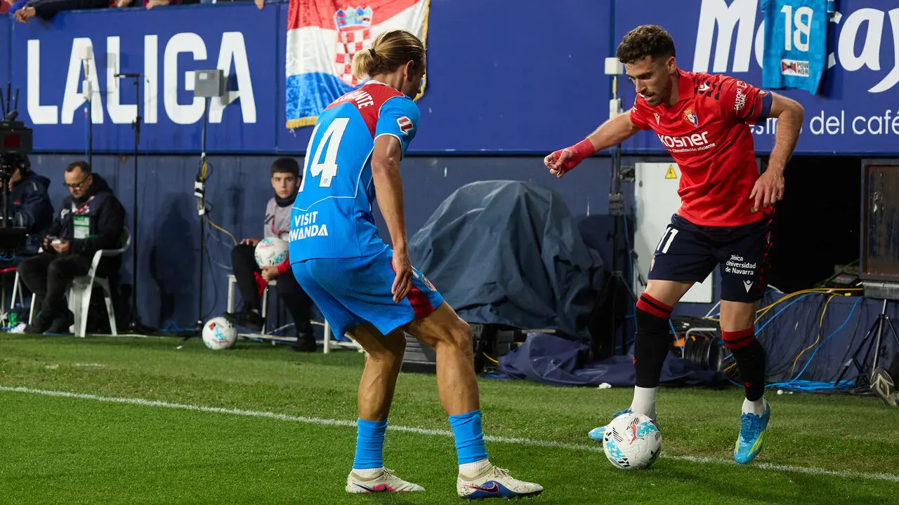 Marcos Llorente (14. Atletico Madrid) y Kike Barja (11. CA Osasuna) durante el partido de La Liga EA Sports entre CA Osasuna y Atl&eacute;tico Madrid disputado en el estadio de El Sadar en Pamplona. I&Ntilde;IGO ALZUGARAY