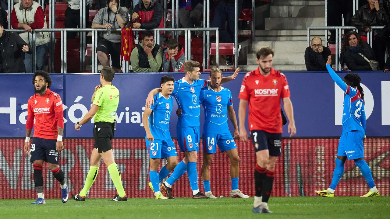 Los jugadores del Atl&eacute;tico Madrid celebran el gol de Alexander S&oslash;rloth (0-2) durante el partido de La Liga EA Sports entre CA Osasuna y Atl&eacute;tico Madrid disputado en el estadio de El Sadar en Pamplona. I&Ntilde;IGO ALZUGARAY